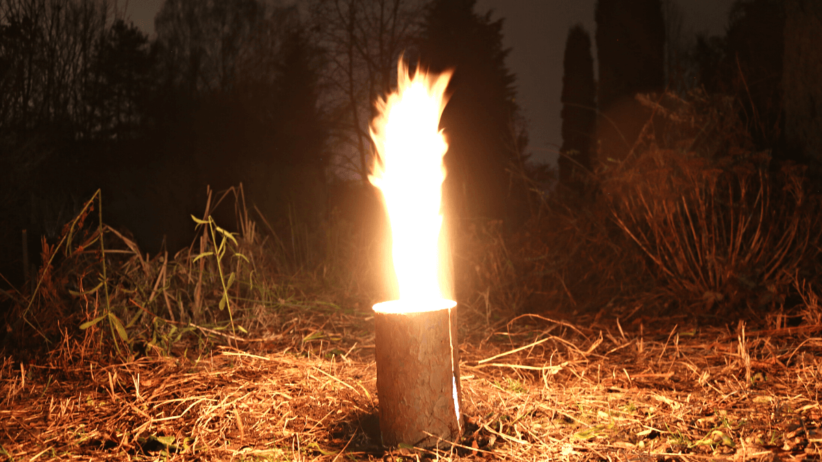 Finská svíce neboli švédský oheň umožní opékání i v zimě