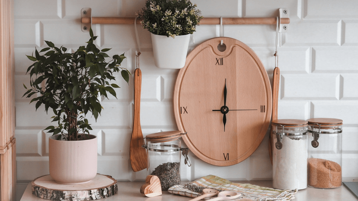 Proměňte kuchyňské prkénko ve stylové hodiny. Poradíme, jak na to!