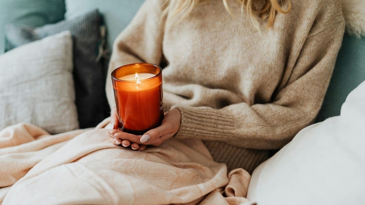 Zimní oáza klidu doma: hygge styl, vůně a horké nápoje
