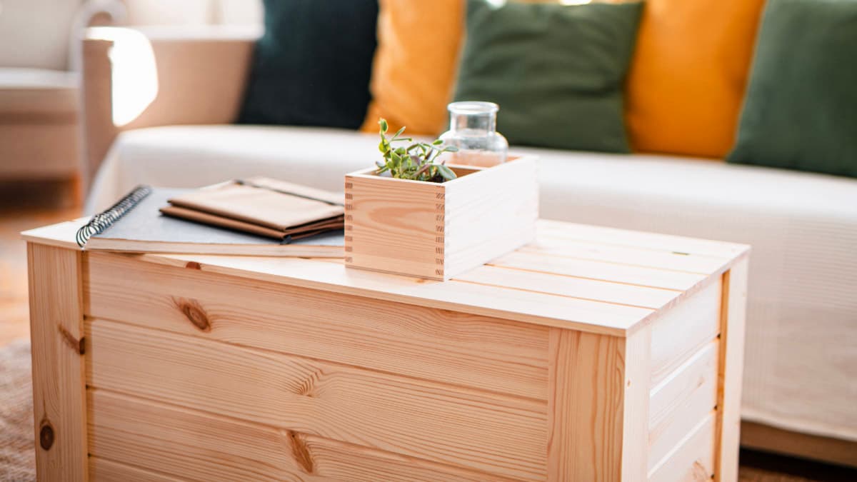 Dřevěné truhly a boxy: Styl, design & praktické využití v bytě