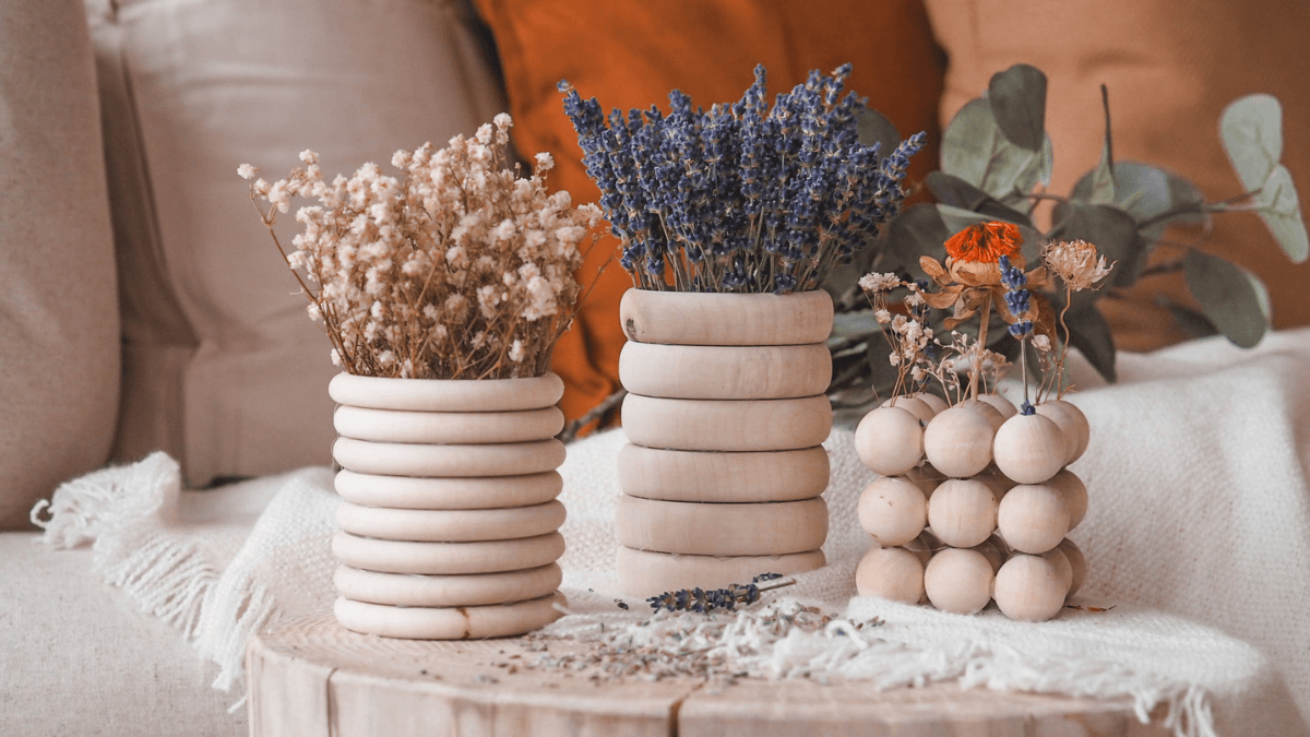 Dřevěná váza z náramků a korálků: DIY