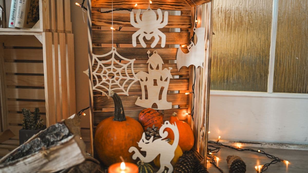 Dekorace na Halloween z dřevěných bedýnek