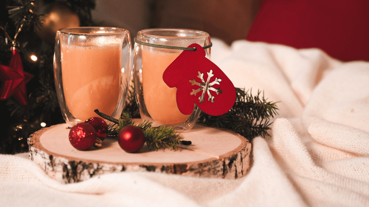 Vánoční horké jablko s vůní skořice a tradic