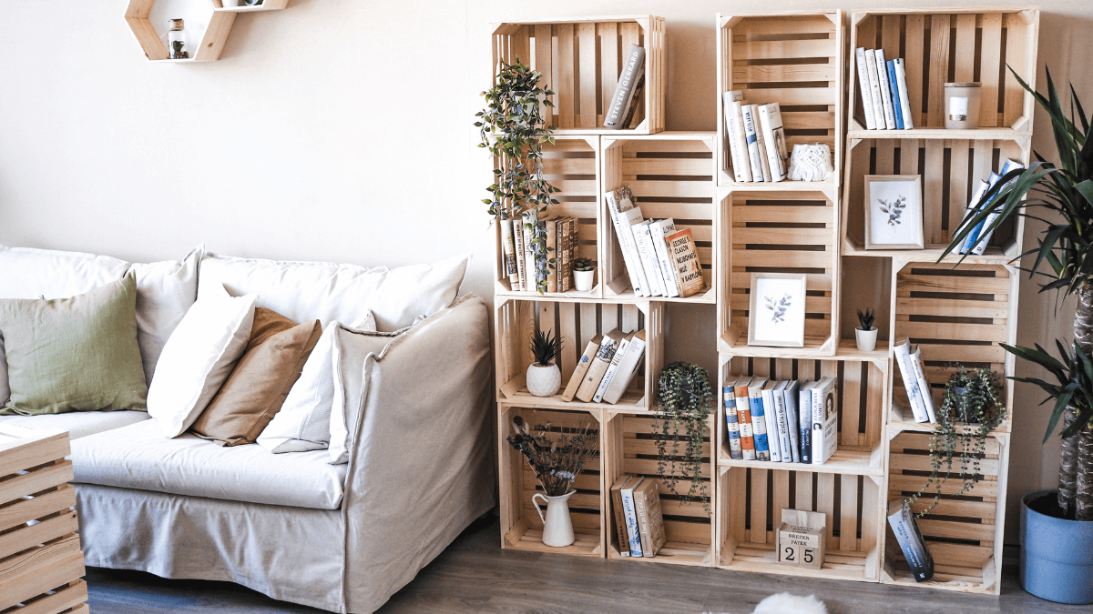 Přírodní versus opálené dřevěné bedýnky