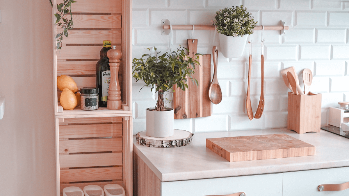 Dřevěné vychytávky do kuchyně jsou stále srdcovou záležitostí