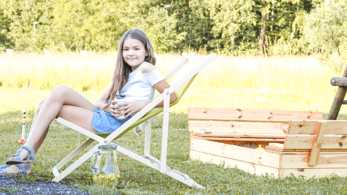 Nezbytnost moderní a účelové zahrady: dřevěné zahradní lehátko