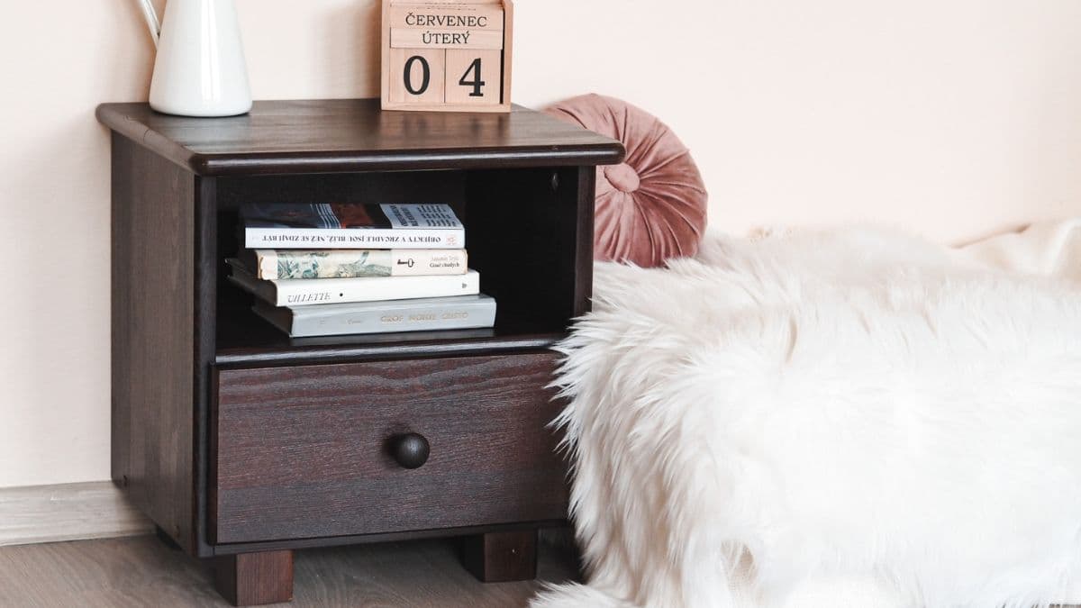 Designový společník pro váš spánek: noční stolek