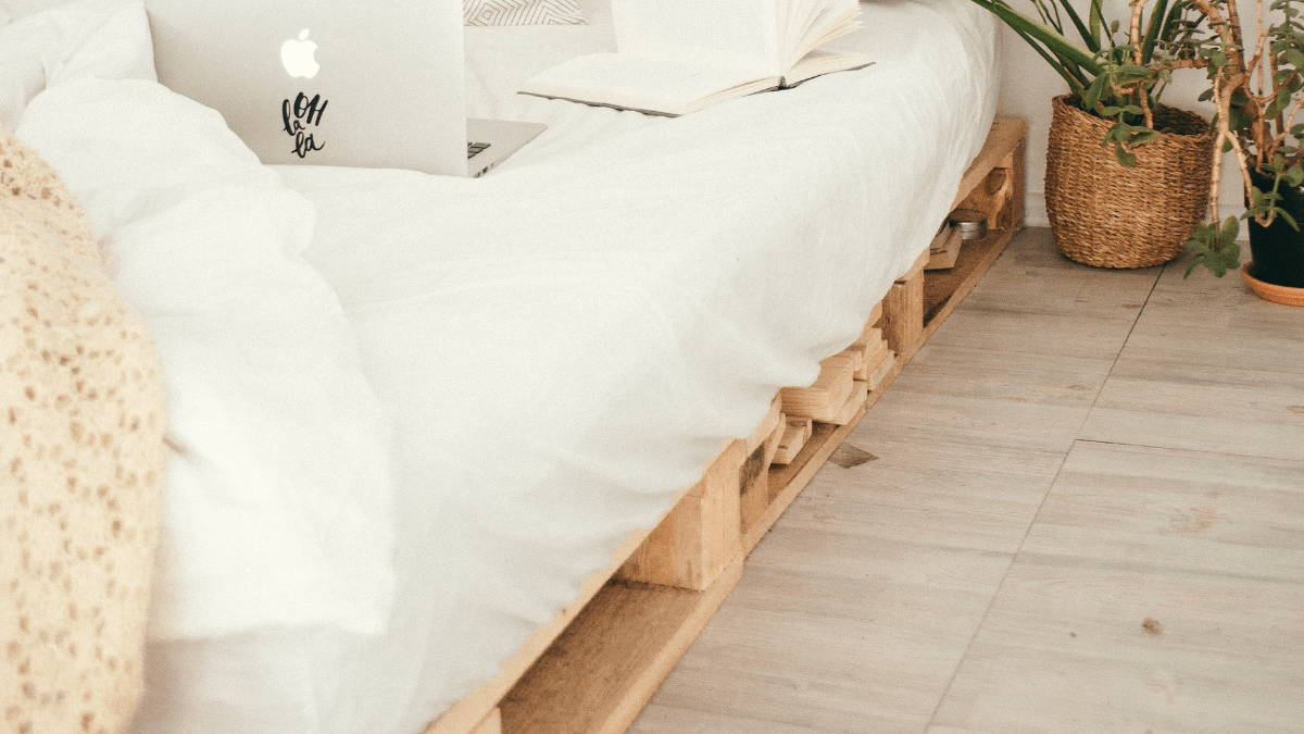 Jak vyrobit dřevěnou postel z palet