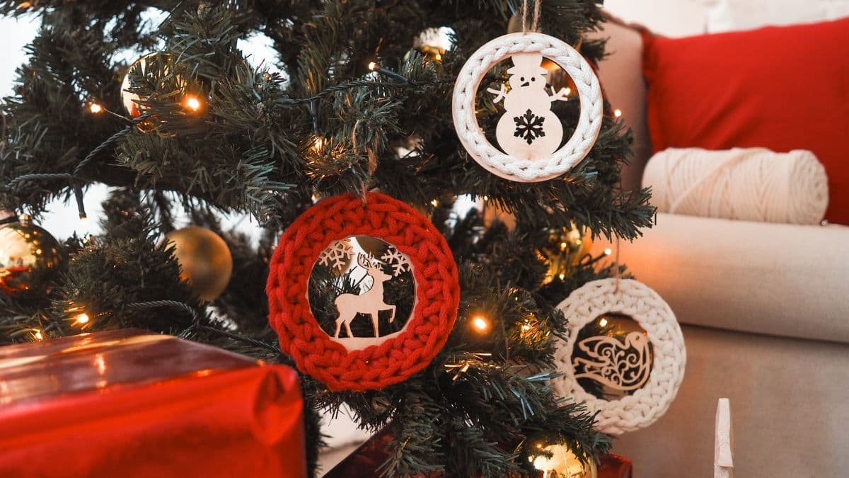 Vánoční háčkování: Jak vyrobit ozdoby, které ozdobí váš stromeček