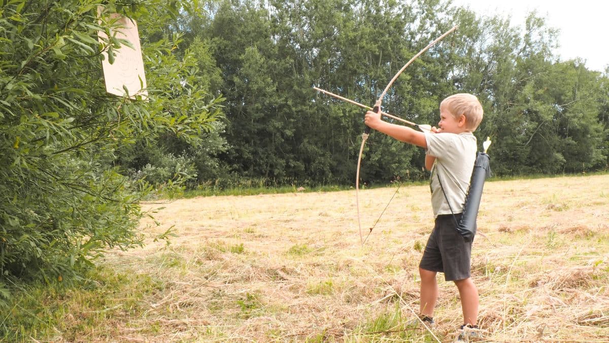 Jak zabavit děti na chatě? 20+ skvělých her pro venek i dovnitř