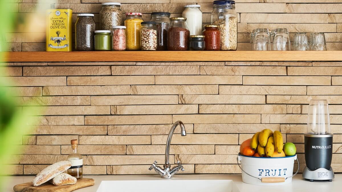 Jak při rekonstrukci pokoje využít dřevěné dekorace?