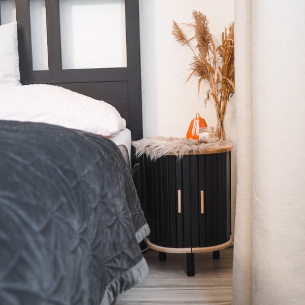 nocni-stolek-z-chebniku