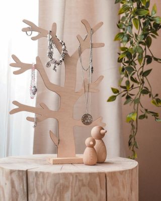 Hledáte praktického pomocníka, který zároveň zkrášlí váš interiér? ✨ Elegantní stromeček z březové překližky udrží vaše...