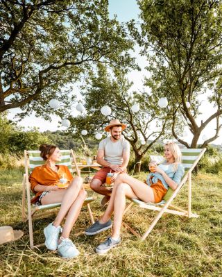 Sluníčko konečně hřeje a my se stěhujeme ven! ☀️ Naše lehátka už se nemůžou dočkat, až vám dopřejí tu pravou relaxaci s...