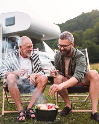Vůně kouře, smích našich blízkých a pořádný flák masa (nebo cukety!). 🥩🔥 Ke grilování přirozeně patří i poctivé náčiní....