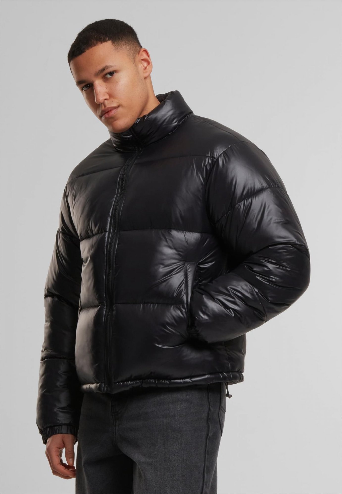 Levně Urban Classics Lesklá prošívaná bunda Barva: Černá