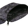 Černobílá ledvinka s bandana vzorem Urban Classics Urban Classics