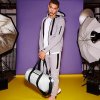 Sportovní taška s černými popruhy BagBase 28 l (Velikost 50 x 24 x 24 cm, Barva růžová electric)
