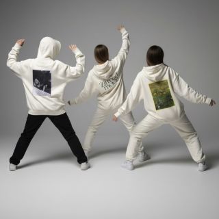 Nápad. Proces. A hotový kus. Tenhle drop vznikal mezi dílnou a cestou venku. Sítotisk, co má hloubku. Mikiny, které...