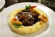 Líčka na víně a kořenové zelenině s bramborovou kaší