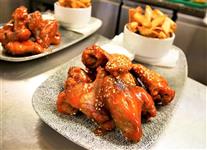 Smažená kuřecí křídla se Srirachou, medem a limetkou