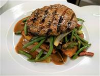 Grilovaná krkovice se zelenými fazolkami se slaninou a brambory