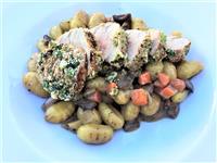 Vepřová panenka v bylinkové krustě s bramborovými gnocchi a houbami