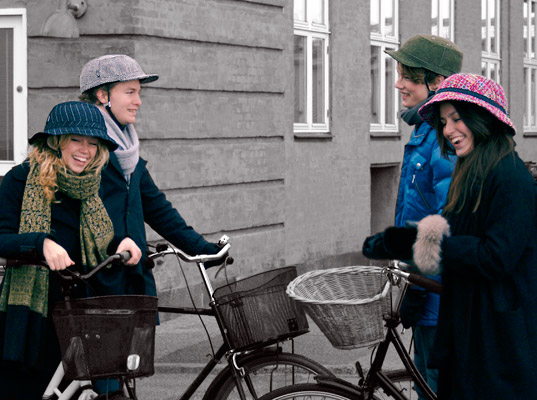 Cyklistické přilby Yakkay - čepice nebo klobouky?