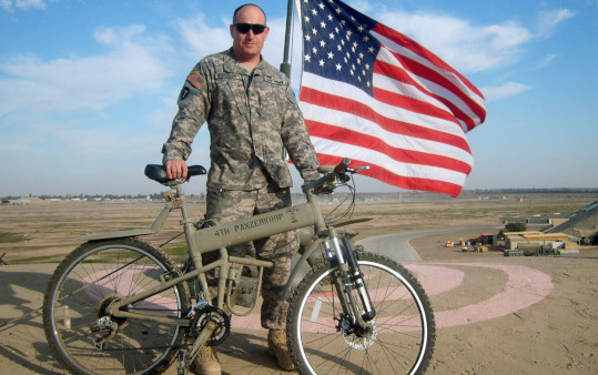 Na składanym rowerze MTB w Afganistanie