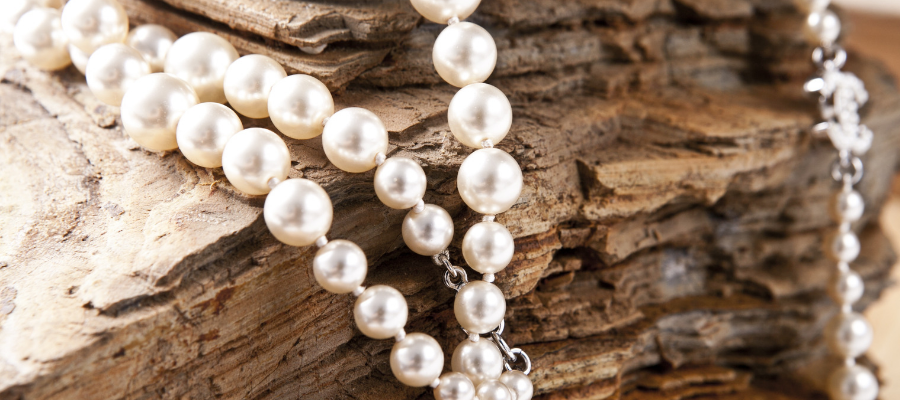 K dokonalej plesovej róbe nesmú chýbať noblesné šperk