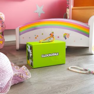 🌈 Jakmile si dítě vezme hodinky CLOCKODILE na zápěstí, se zelenou krokodýlí krabičkou začíná další dobrodružství. Stačí ji...