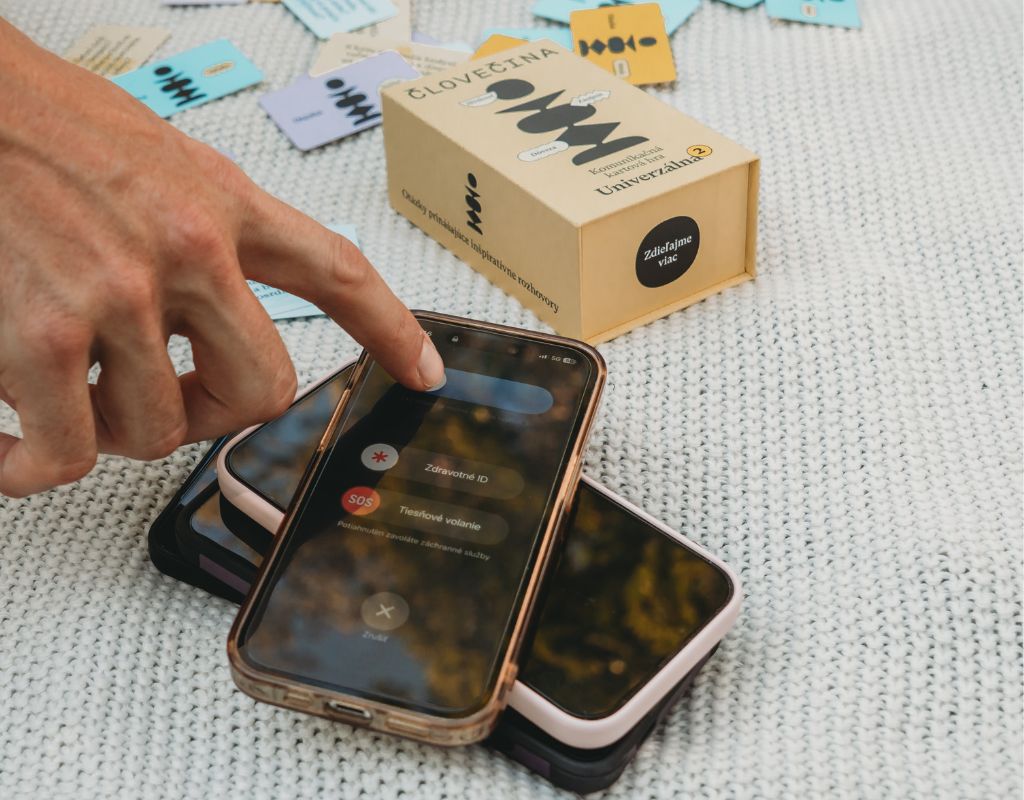 Spolu a predsa sami: prečo sme v ére digitálnej osamelosti hladní po rozhovore