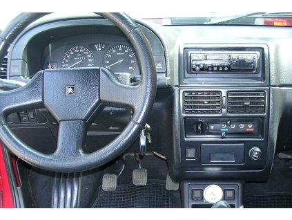 PEUGEOT 106 interier s vestavenym rameckem a neoriginalnim autoradiem 3