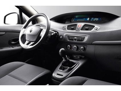 Interier s OEM autoradiem 7