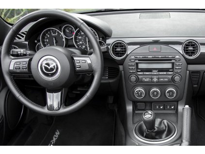 Mazda MX 5 2008 interier s OEM autoradiem