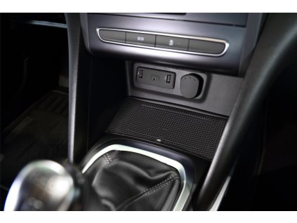 Inbay Qi nabijecka Renault Megane IV instalovana v automobilu 12