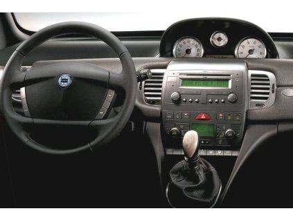 Lancia Y 03 11 interier s OEM autoradiem 5