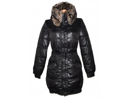Dámský černý prošívaný zimní kabát s páskem a kožíškem RESERVED 40