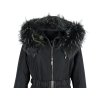 Dámský černý dlouhý prošívaný kabát s páskem a kapucí s pravou kožešinou 46