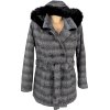 Dámský šedočerný zimní kabát s páskem a kapucí s pravou kožešinou XL