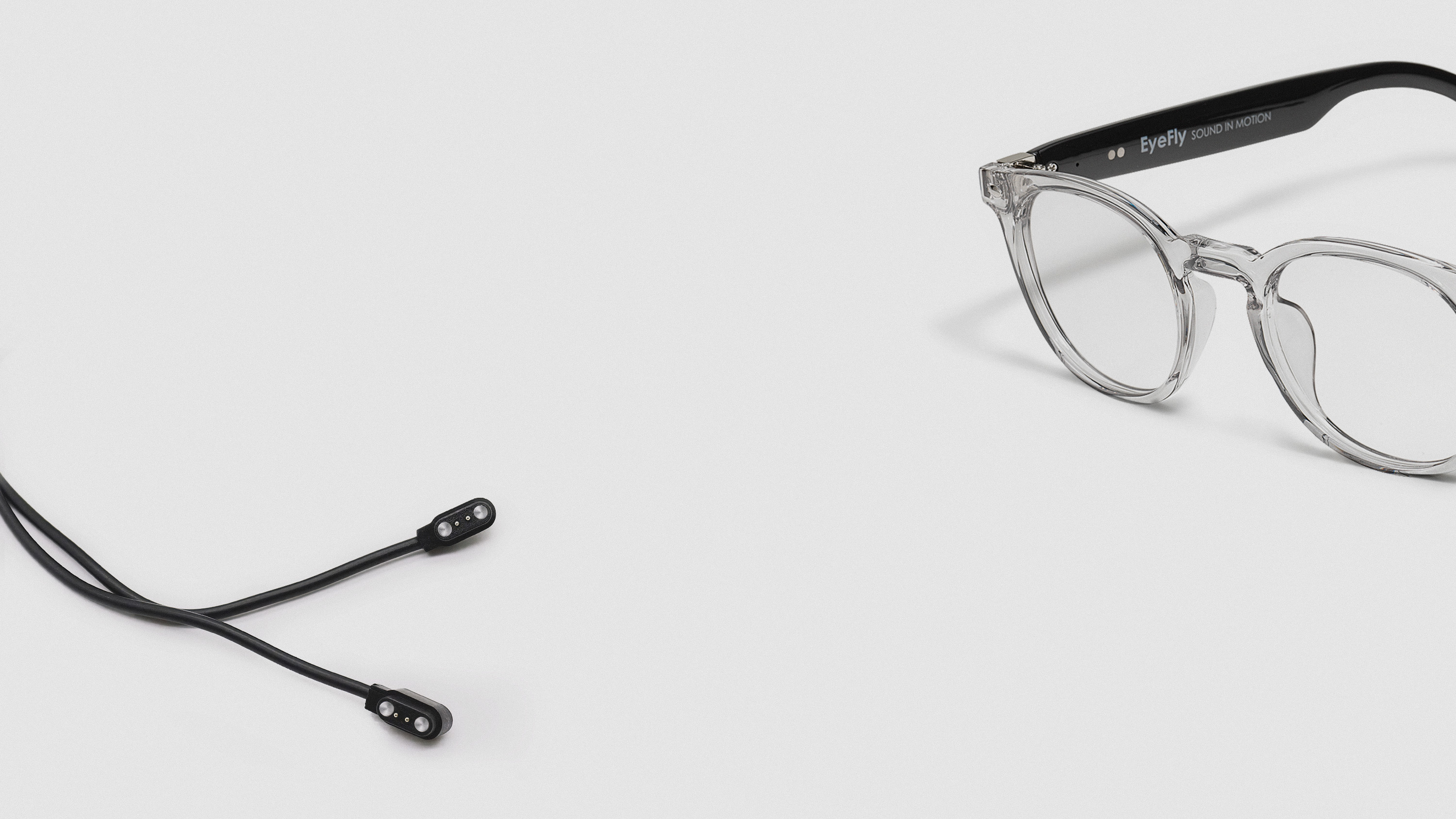 Chytré brýle EyeFly a magnetický nabíjecí kabel připojovaný k oběma stranicím