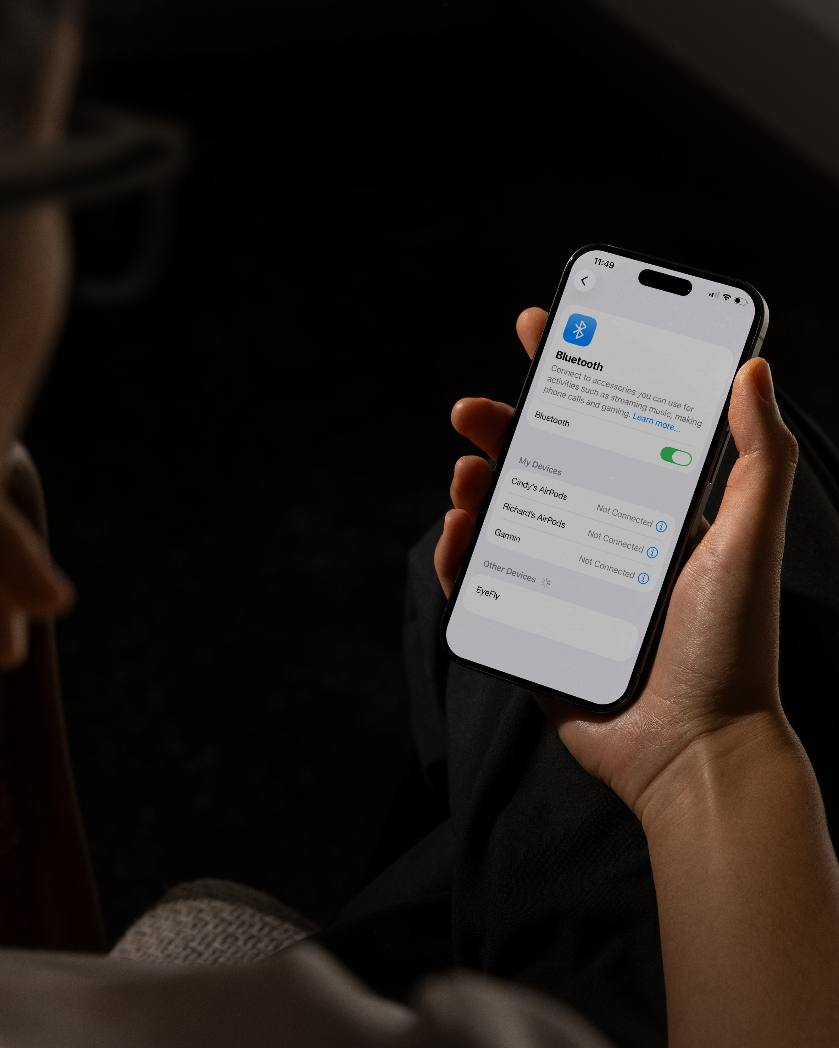 Kontrola připojení chytrých brýlí EyeFly v nastavení Bluetooth telefonu