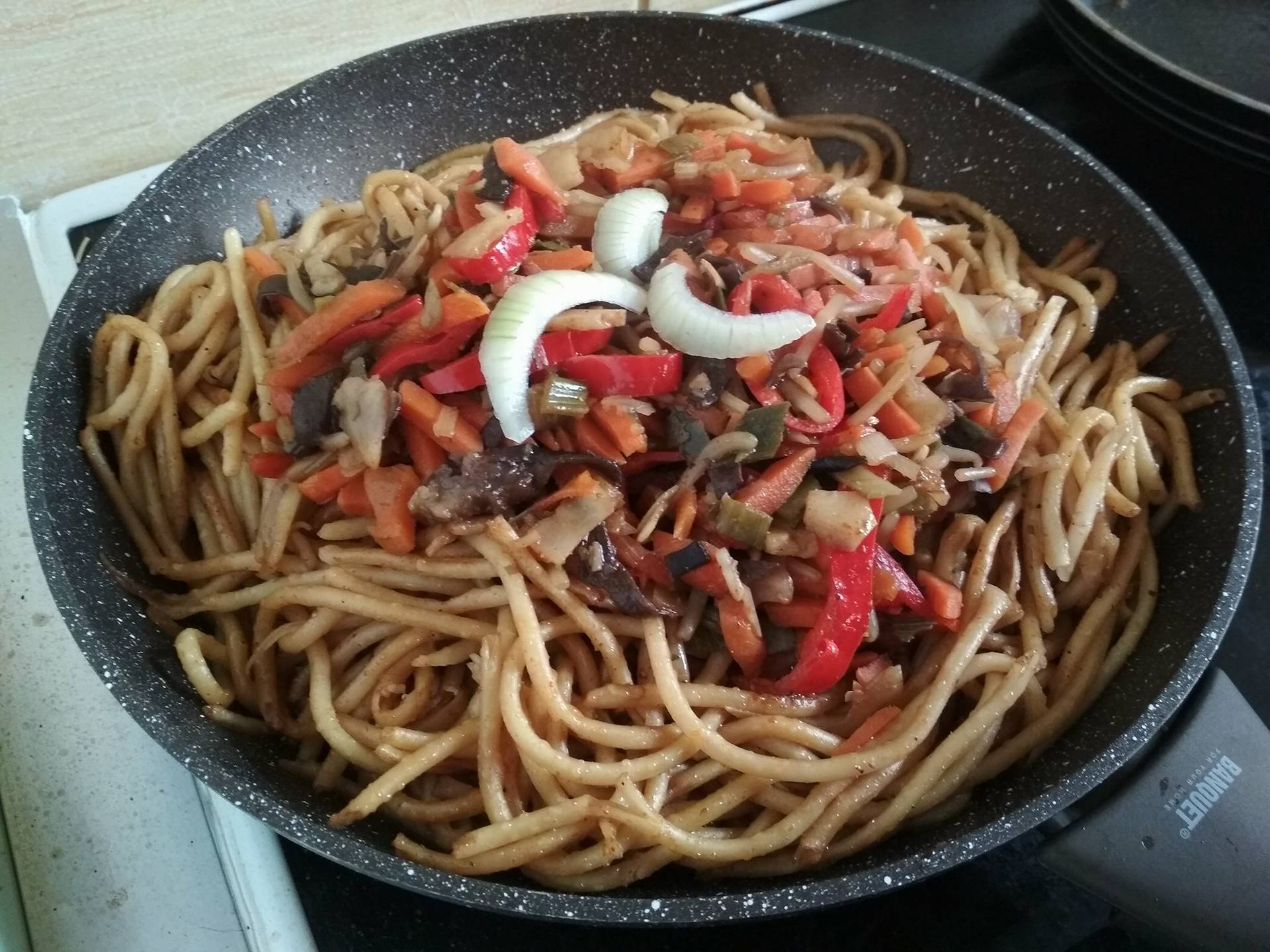 Smažené čínské nudle s wok zeleninou