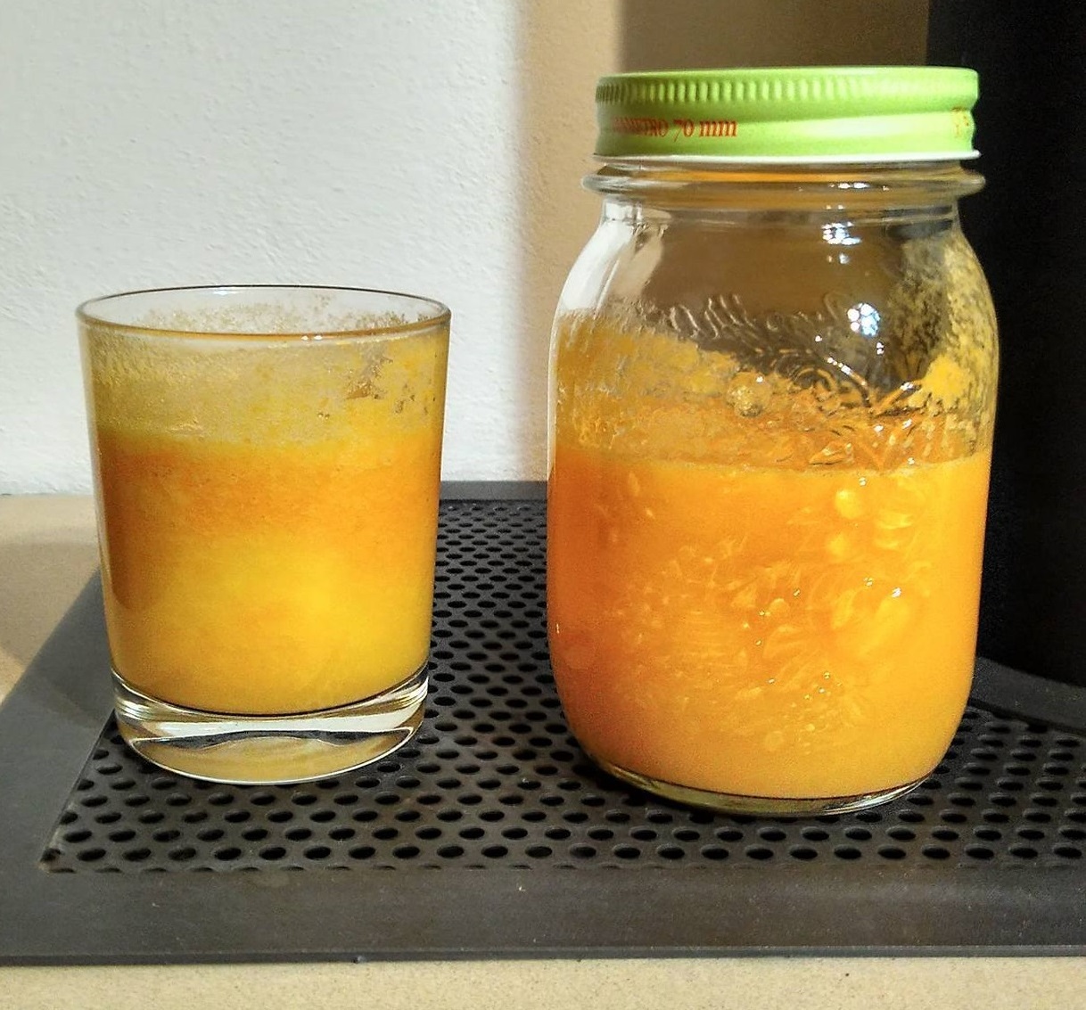 Domácí mangový fresh juice