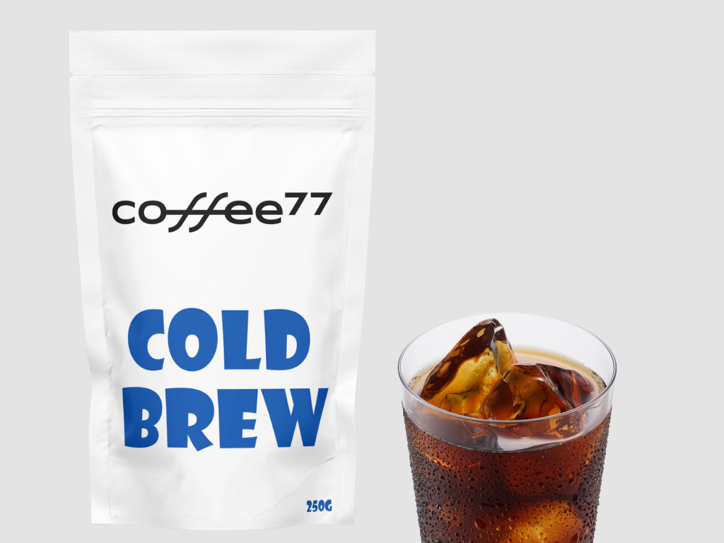 Balení kávy Cold Brew Coffee77 s připravenou ledovou kávou