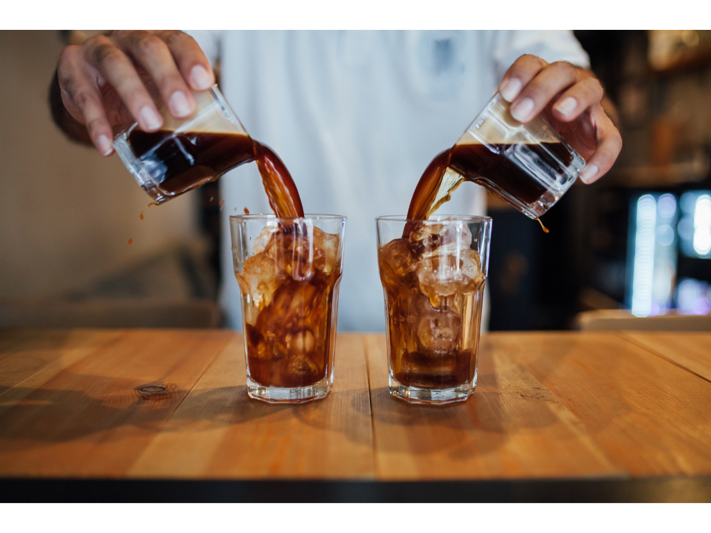 Servírování Cold Brew kávy Coffee77 na ledu do sklenic