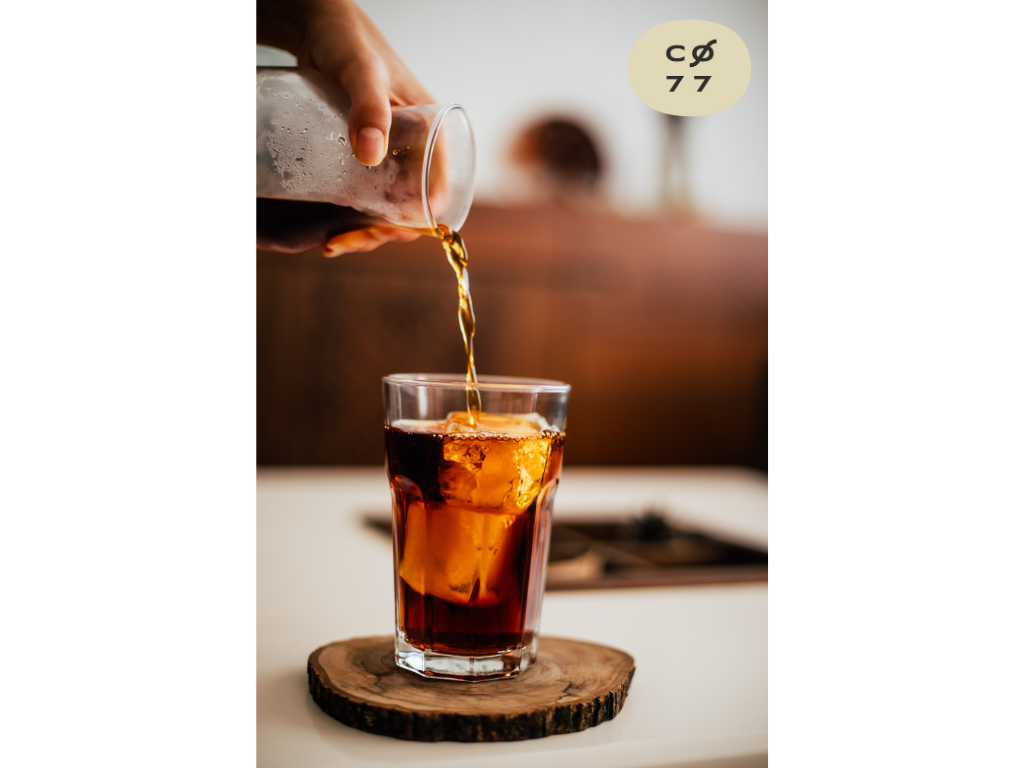 Cold Brew Coffee77 nalévané do sklenice s ledem