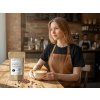 Baristka připravuje kávu z BLEND 77 v kavárně