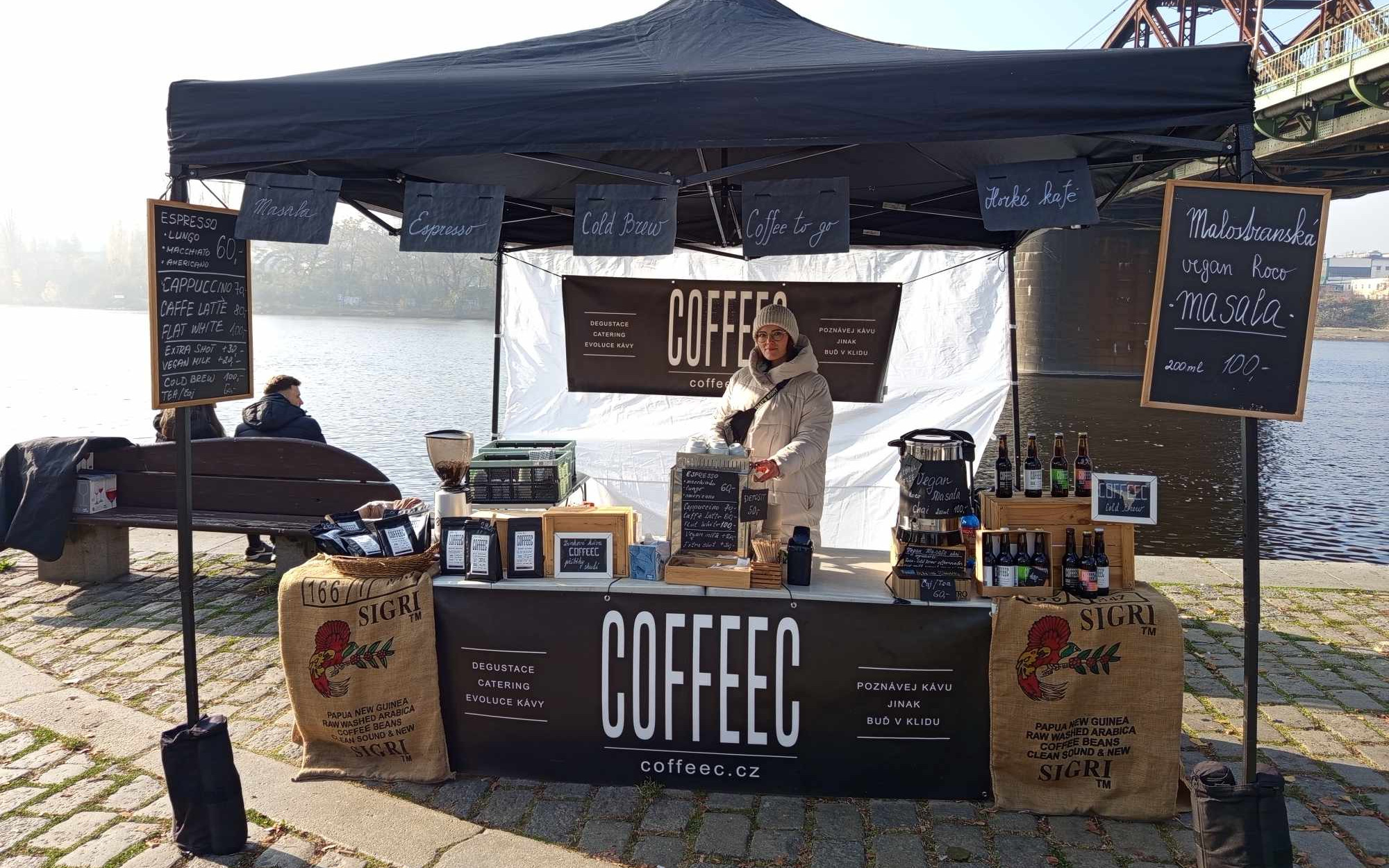 stánek coffeec na náplavce