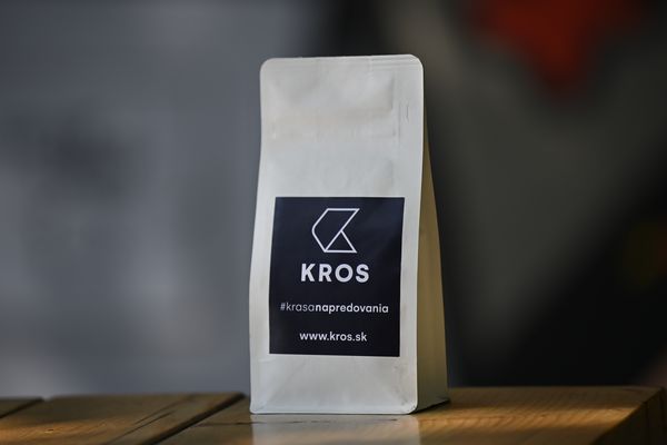 Káva s logom firmy KROS — biely obal s etiketou